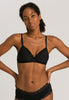 HANRO_B_W_CottonLace_LightPaddedSoftCupBra_072432_070019_040.jpg